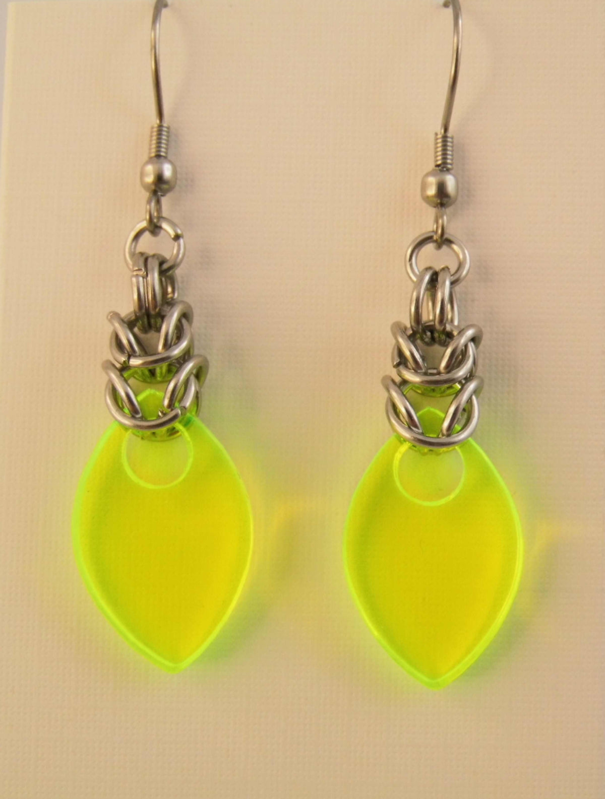 ohrringe-chainmaille-chainmail-kettenhemd-fluoreszierend-gruen-edelstahl-silber